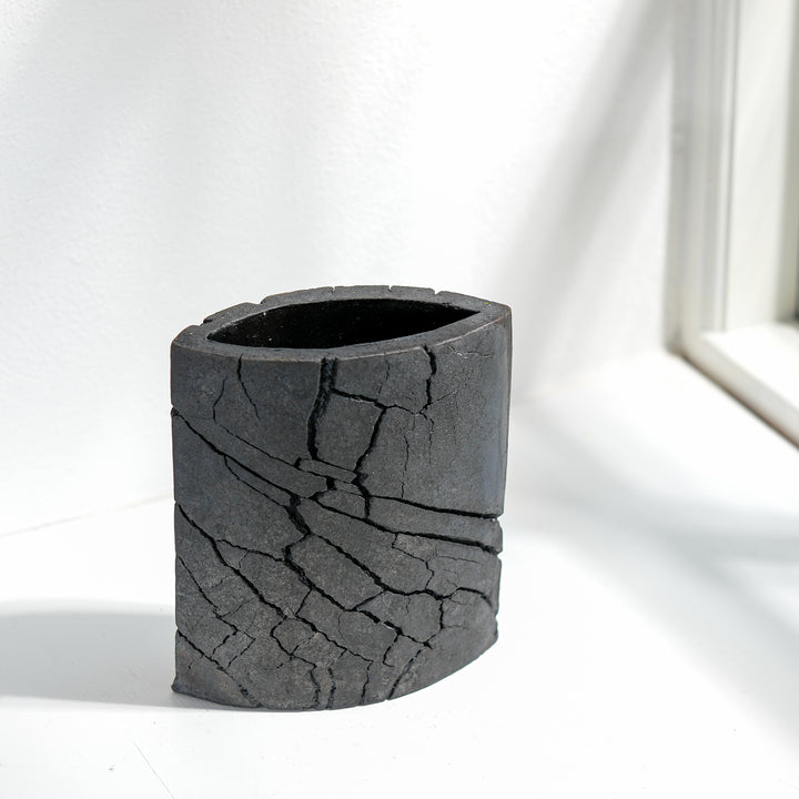 Keramik Vase von Gundula Sommerer, oval, einzigartige Oberfläche durch Rakubrand, Ansicht Rückseite | haptik.de