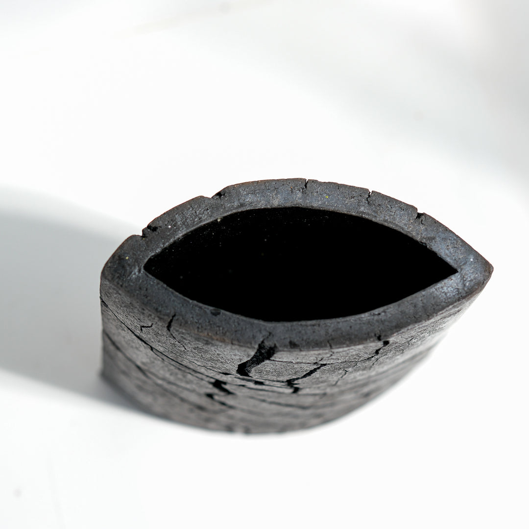 Keramik Vase von Gundula Sommerer, oval, einzigartige Oberfläche durch Rakubrand, Detailansicht Öffnung | haptik.de