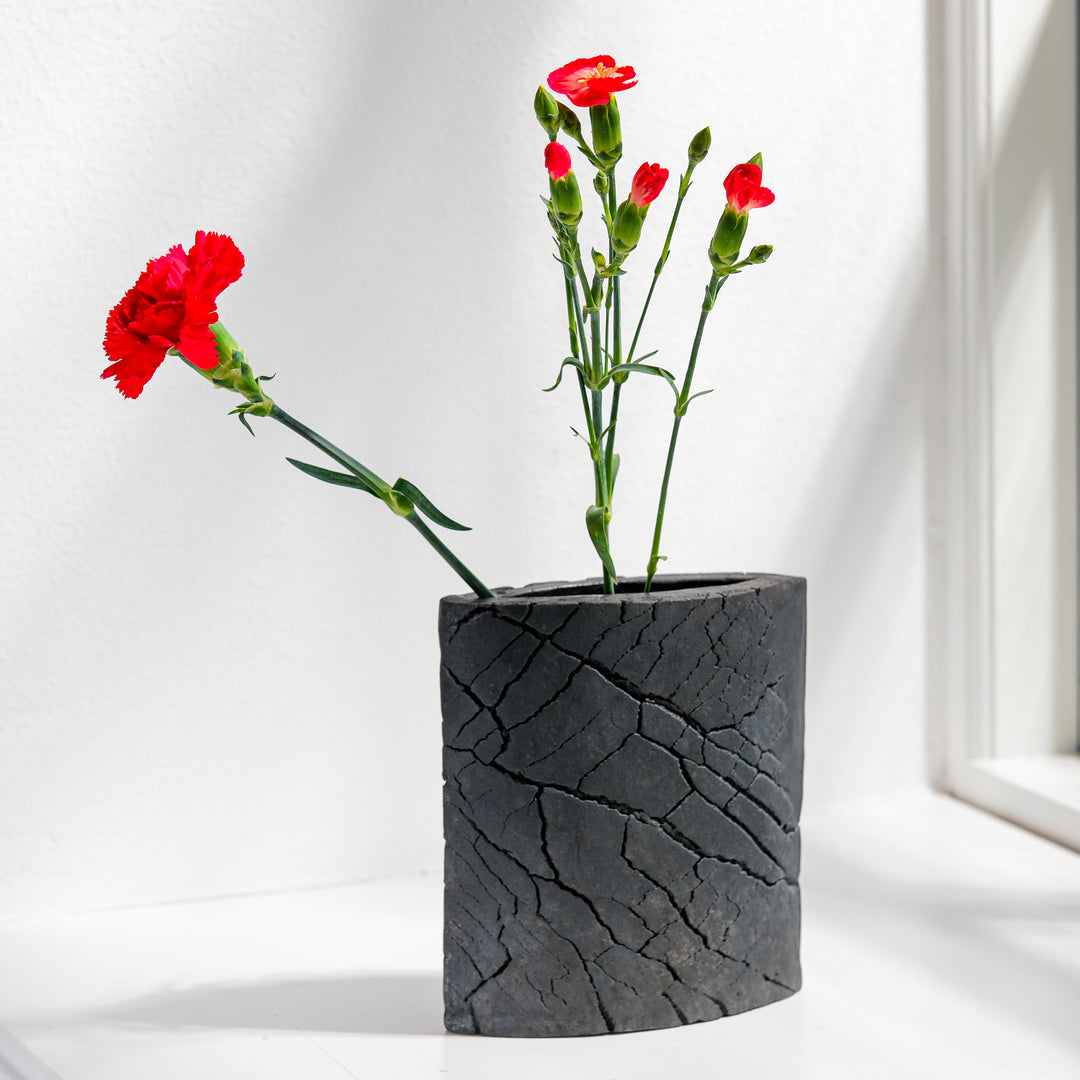 Keramik Vase von Gundula Sommerer, oval, einzigartige Oberfläche durch Rakubrand, Ansicht Front, mit Blumen | haptik.de