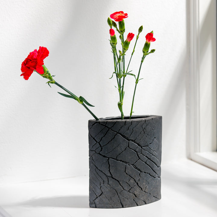 Keramik Vase von Gundula Sommerer, oval, einzigartige Oberfläche durch Rakubrand, Ansicht Front, mit Blumen | haptik.de
