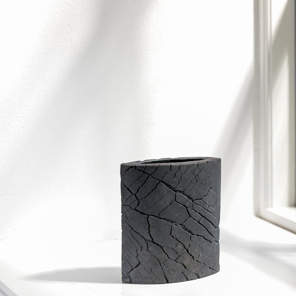Keramik Vase von Gundula Sommerer, oval, einzigartige Oberfläche durch Rakubrand, Ansicht Front | haptik.de