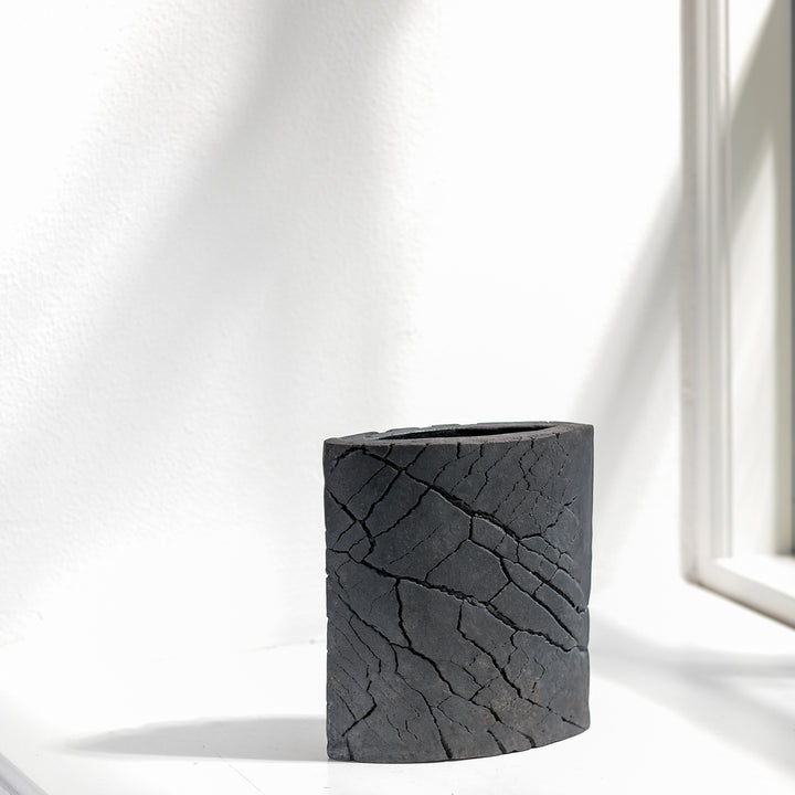 Keramik Vase von Gundula Sommerer, oval, einzigartige Oberfläche durch Rakubrand, Ansicht Front | haptik.de