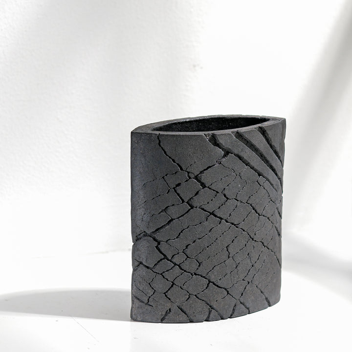 Keramik Vase von Gundula Sommerer, oval, einzigartige Oberfläche durch Rakubrand, Rückseite, seitlich versetzt | haptik.de