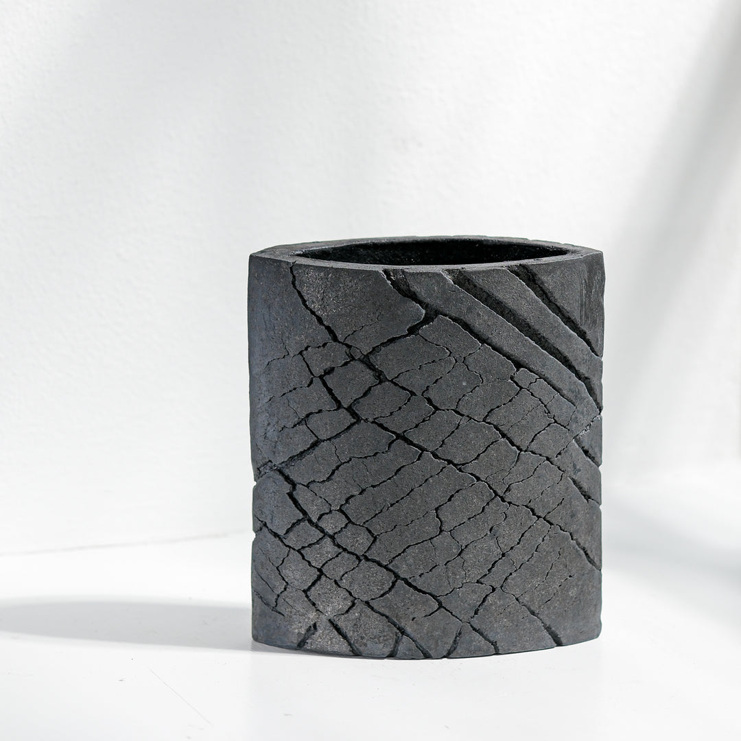 Keramik Vase von Gundula Sommerer, oval, einzigartige Oberfläche durch Rakubrand, Ansicht Rückseite | haptik.de