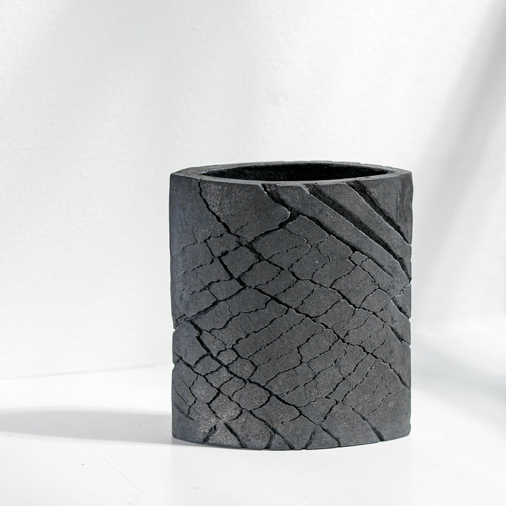 Keramik Vase von Gundula Sommerer, oval, einzigartige Oberfläche durch Rakubrand, Ansicht Rückseite | haptik.de
