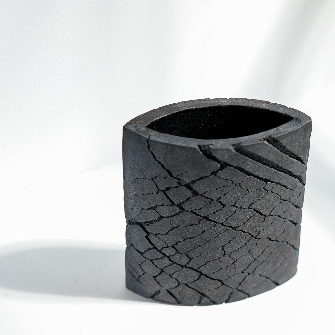 Keramik Vase von Gundula Sommerer, oval, einzigartige Oberfläche durch Rakubrand, Ansicht Rückseite, leichte Aufsicht | haptik.de