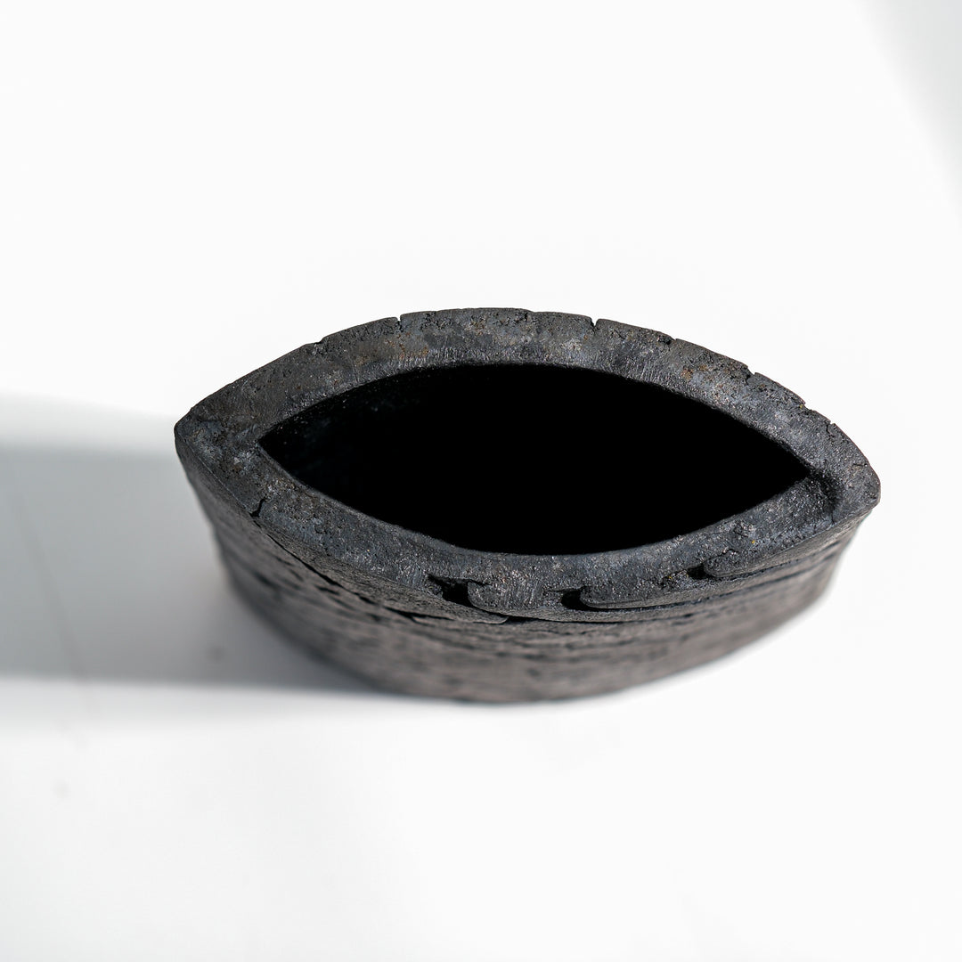 Keramik Vase von Gundula Sommerer, oval, einzigartige Oberfläche durch Rakubrand, Detailansicht Öffnung | haptik.de