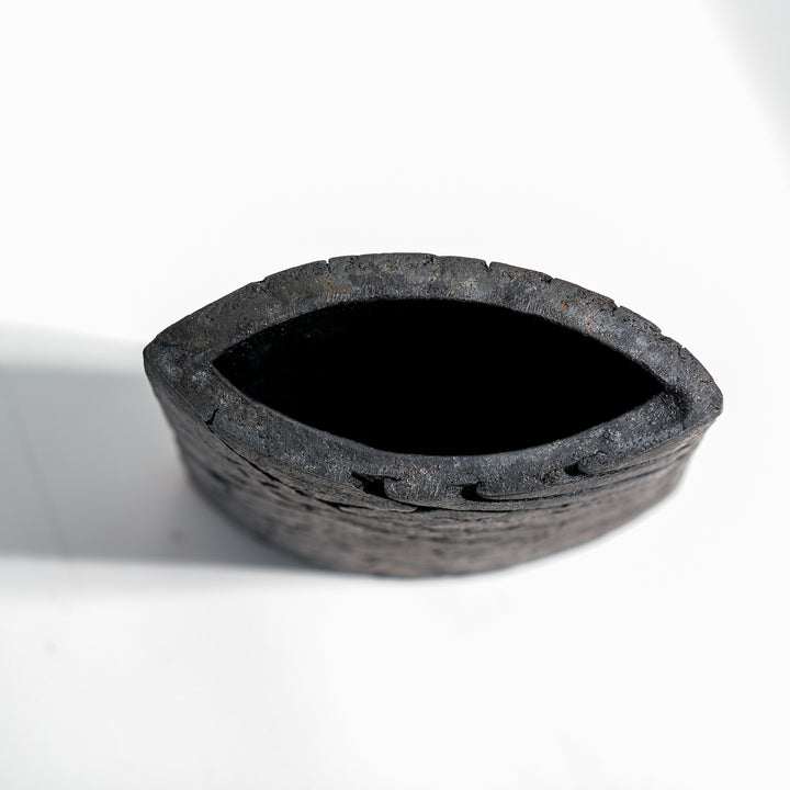 Keramik Vase von Gundula Sommerer, oval, einzigartige Oberfläche durch Rakubrand, Detailansicht Öffnung | haptik.de