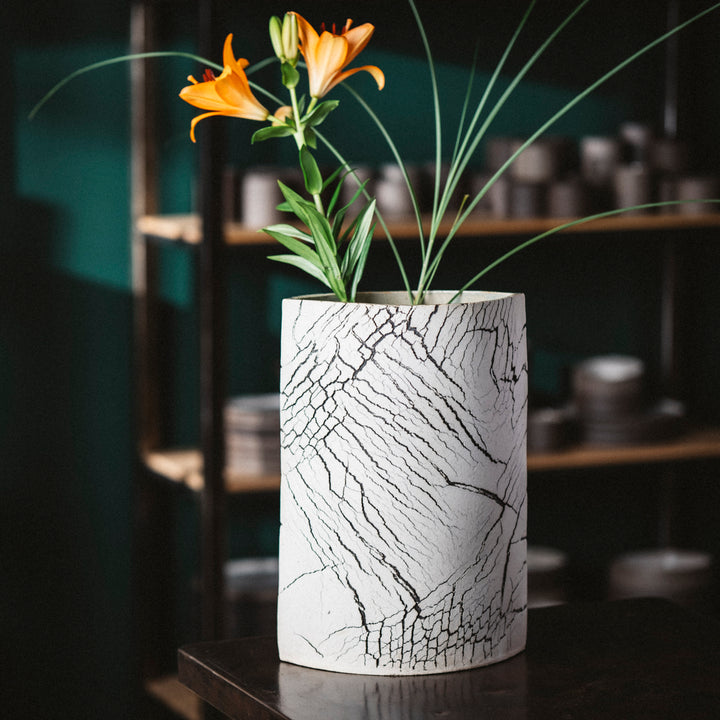 Große weiße Vase, ovale Öffnung, marmoriert, mit Blume, von Gundula Sommerer | haptik.de