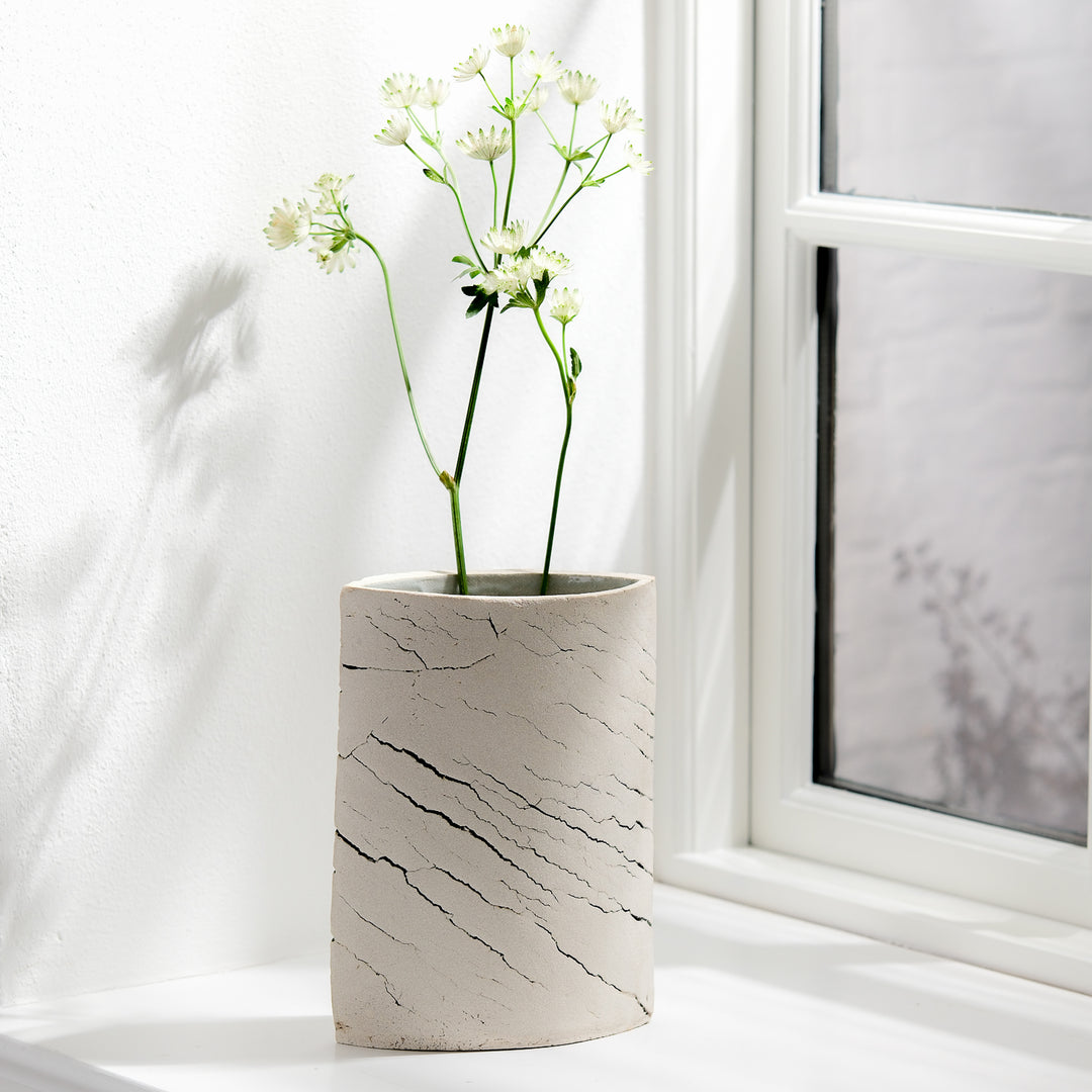 Keramik Vase von Gundula Sommerer, oval, Plattentechnik mit weißer Glasur, Ansicht Front, mit weißer Blume | haptik.de