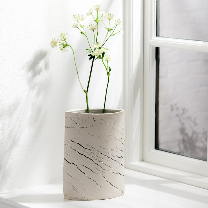 Keramik Vase von Gundula Sommerer, oval, Plattentechnik mit weißer Glasur, Ansicht Front, mit weißer Blume | haptik.de
