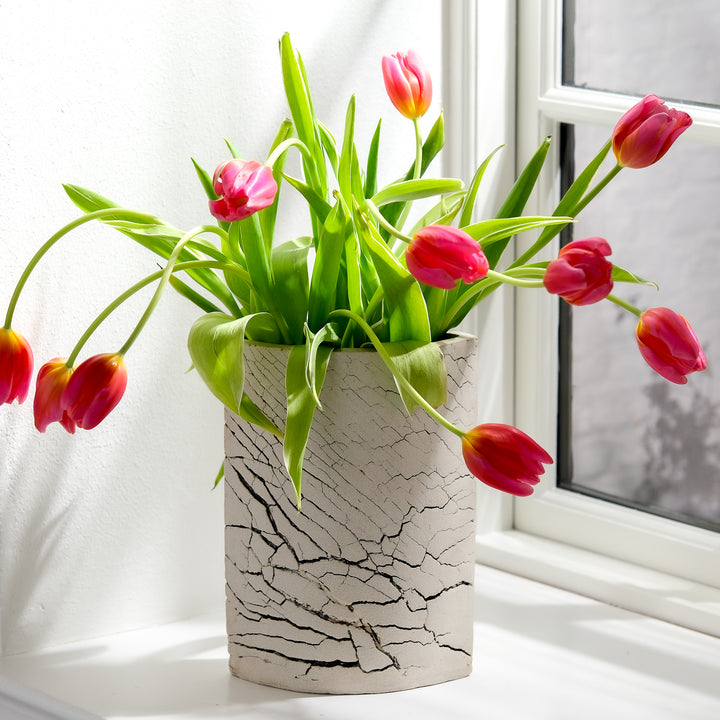 Keramik Vase von Gundula Sommerer, oval, Plattentechnik mit weißer Glasur, Ansicht Front, mit Tulpen | haptik.de