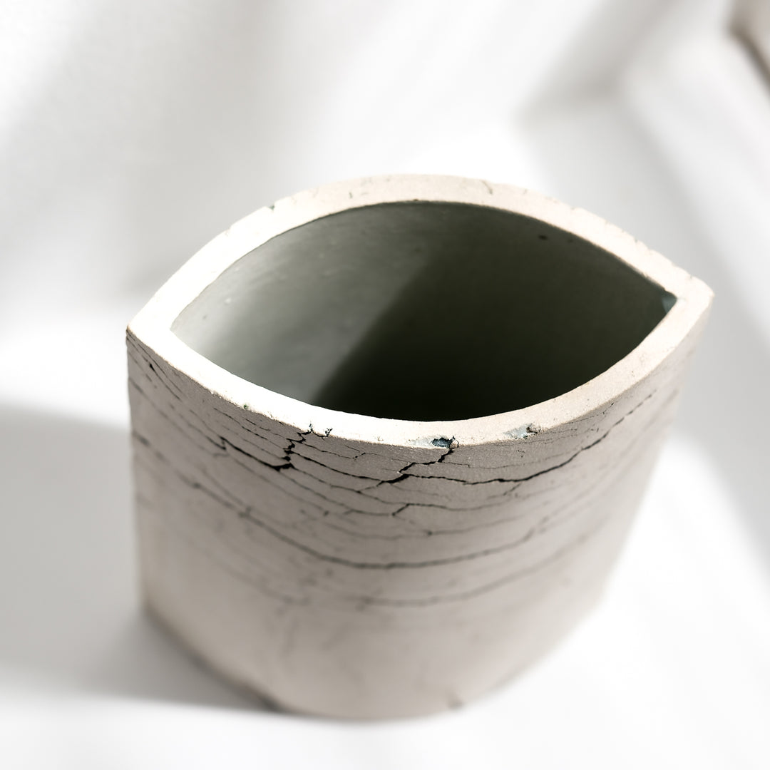 Keramik Vase von Gundula Sommerer, oval, Plattentechnik mit weißer Glasur, Öffnung von oben | haptik.de