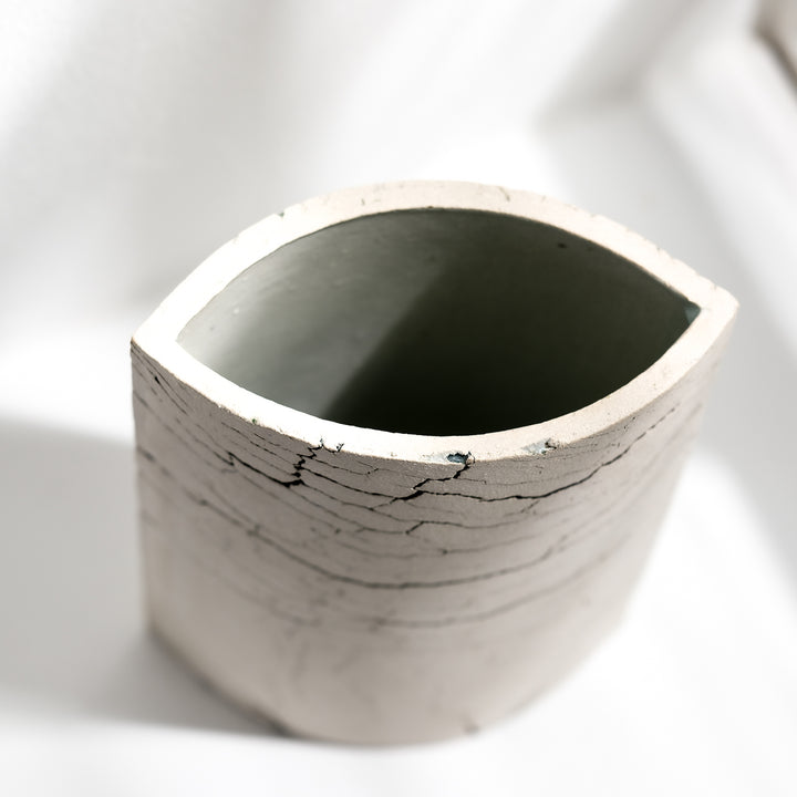 Keramik Vase von Gundula Sommerer, oval, Plattentechnik mit weißer Glasur, Öffnung von oben | haptik.de