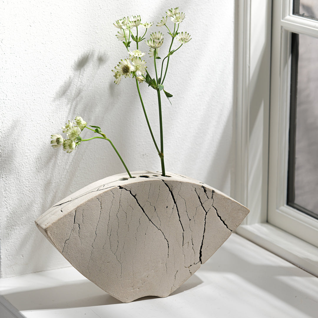 Keramik Vase von Gundula Sommerer, asymmetrisch, Plattentechnik mit weißer Glasur, Ansicht Front, fünf Öffnungen, mit weißen Blumen | haptik.de