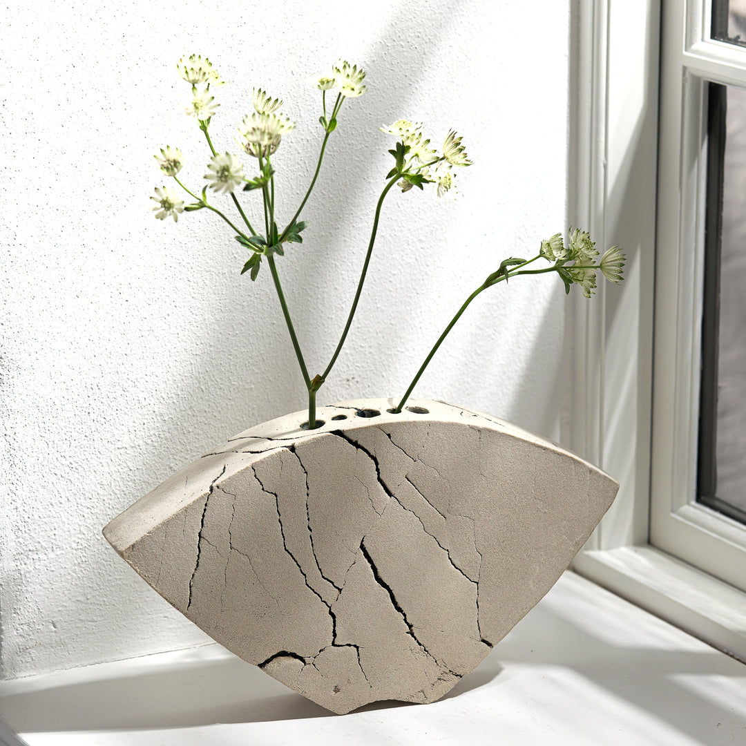 Keramik Vase von Gundula Sommerer, asymmetrisch, Plattentechnik mit weißer Glasur, Ansicht Rückseite, fünf Öffnungen, mit weißen Blumen | haptik.de