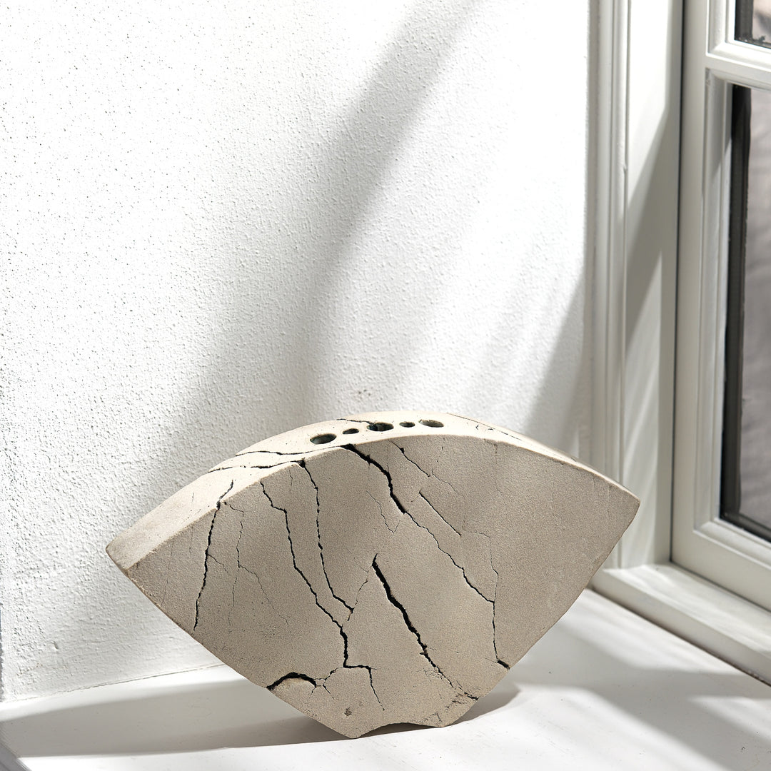 Keramik Vase von Gundula Sommerer, asymmetrisch, Plattentechnik mit weißer Glasur, Ansicht Rückseite, fünf Öffnungen | haptik.de