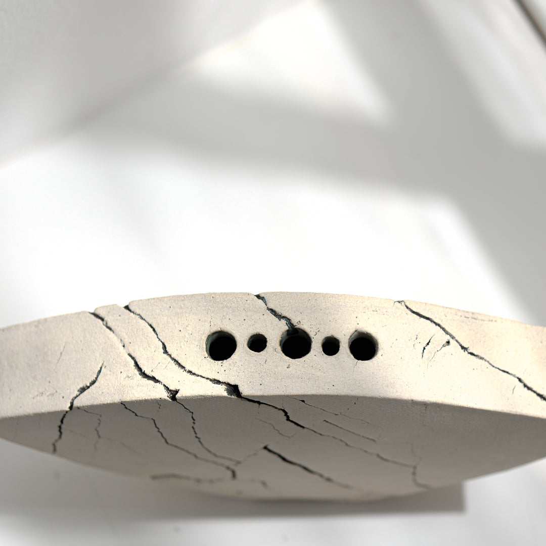 Keramik Vase von Gundula Sommerer, asymmetrisch, Plattentechnik mit weißer Glasur, Detailansicht Öffnungen von oben, fünf Öffnungen | haptik.de