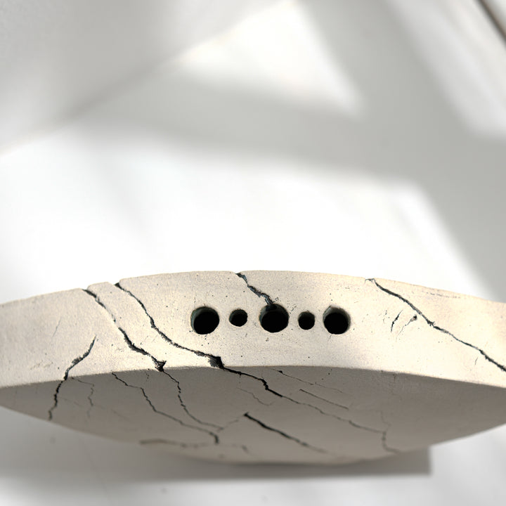 Keramik Vase von Gundula Sommerer, asymmetrisch, Plattentechnik mit weißer Glasur, Detailansicht Öffnungen von oben, fünf Öffnungen | haptik.de