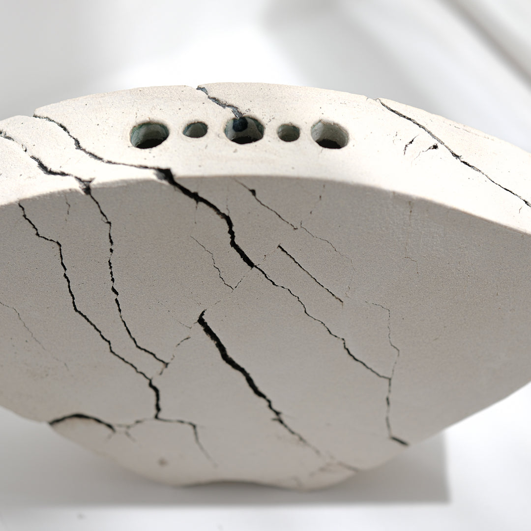 Keramik Vase von Gundula Sommerer, asymmetrisch, Plattentechnik mit weißer Glasur, Detailansicht Rückseite, fünf Öffnungen | haptik.de