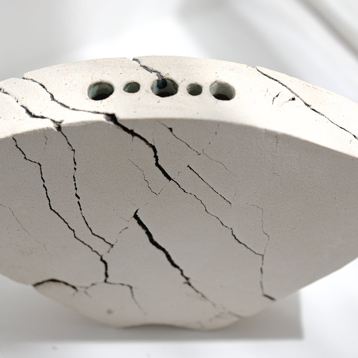 Keramik Vase von Gundula Sommerer, asymmetrisch, Plattentechnik mit weißer Glasur, Detailansicht Rückseite, fünf Öffnungen | haptik.de