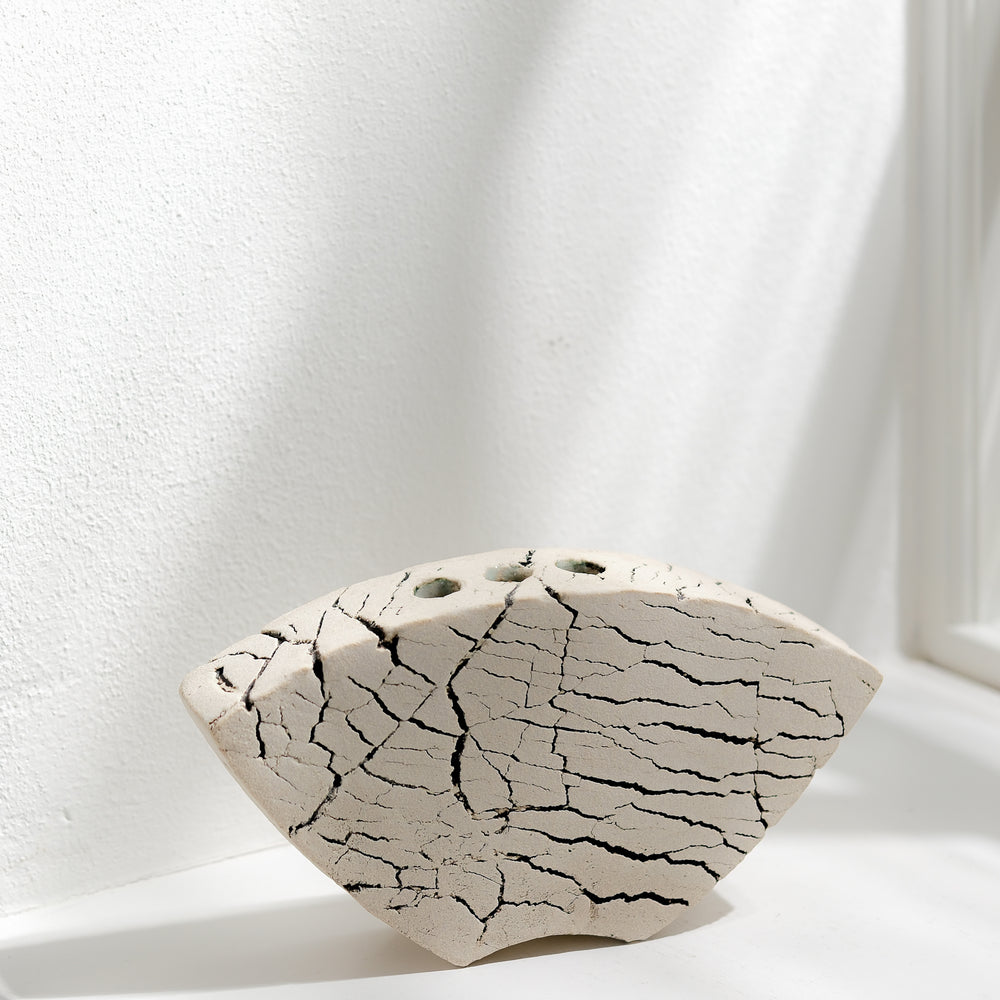 Keramik Vase von Gundula Sommerer, asymmetrisch, Plattentechnik mit weißer Glasur, Ansicht Front, drei Öffnungen | haptik.de