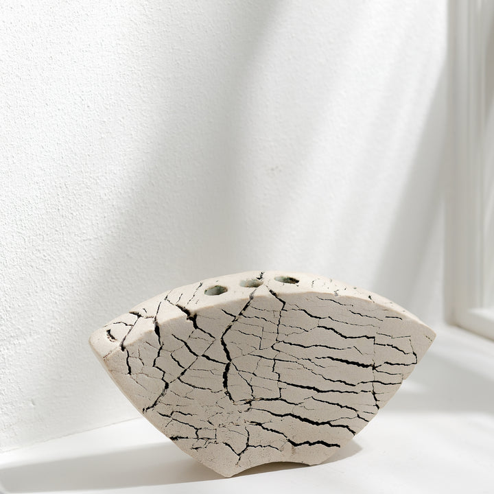 Keramik Vase von Gundula Sommerer, asymmetrisch, Plattentechnik mit weißer Glasur, Ansicht Front, drei Öffnungen | haptik.de