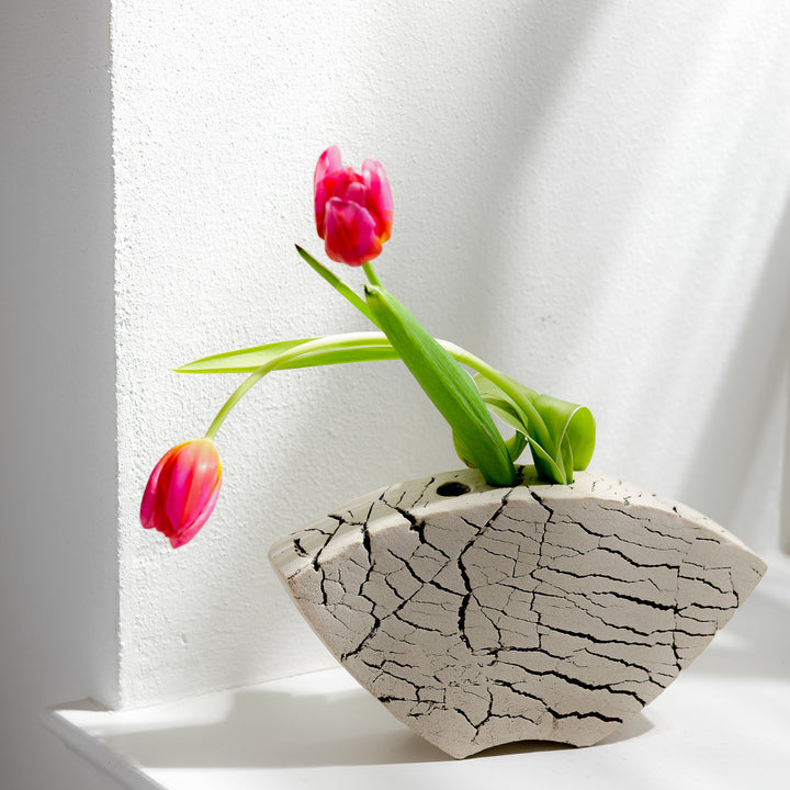 Keramik Vase von Gundula Sommerer, asymmetrisch, Plattentechnik mit weißer Glasur, Ansicht Front, drei Öffnungen, mit Tulpen | haptik.de