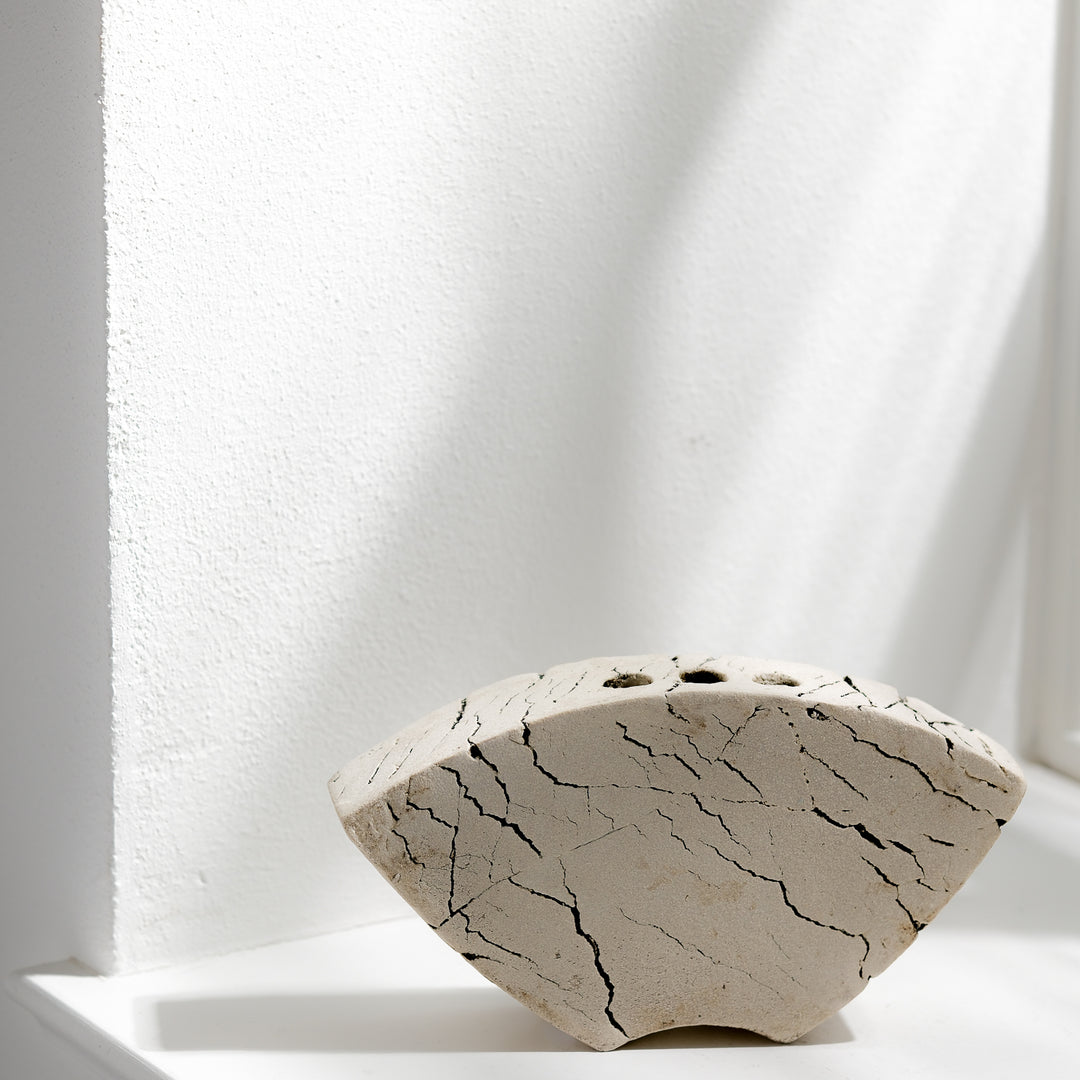 Keramik Vase von Gundula Sommerer, asymmetrisch, Plattentechnik mit weißer Glasur, Ansicht Rückseite, drei Öffnungen | haptik.de