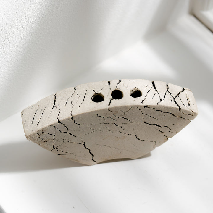 Keramik Vase von Gundula Sommerer, asymmetrisch, Plattentechnik mit weißer Glasur, Aufsicht Öffnungen, drei Öffnungen | haptik.de