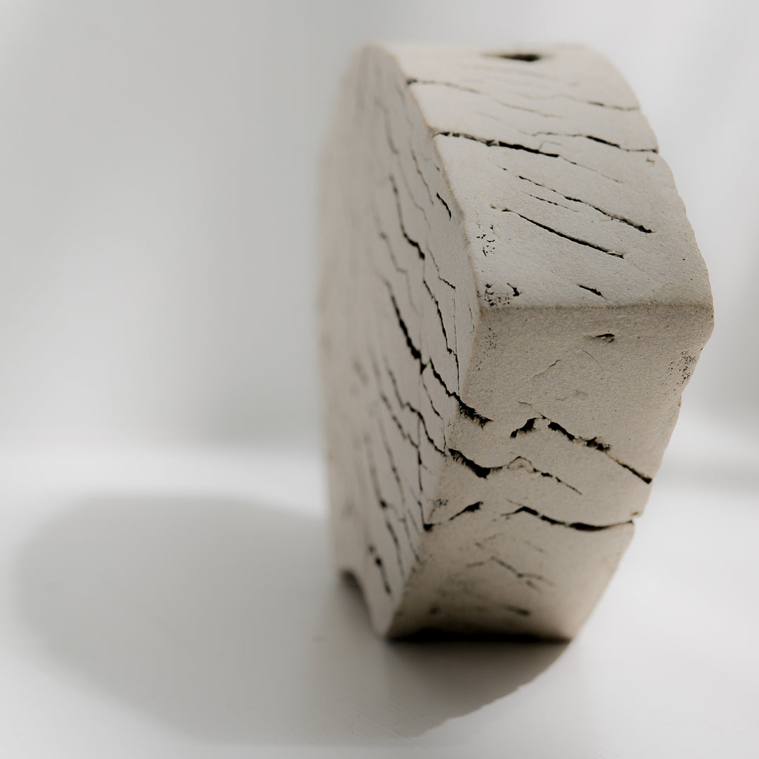 Keramik Vase von Gundula Sommerer, asymmetrisch, Plattentechnik mit weißer Glasur, Ansicht rechte Seite, drei Öffnungen | haptik.de