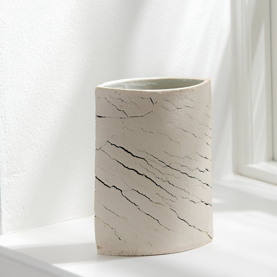 Keramik Vase von Gundula Sommerer, oval, Plattentechnik mit weißer Glasur, Ansicht Front | haptik.de
