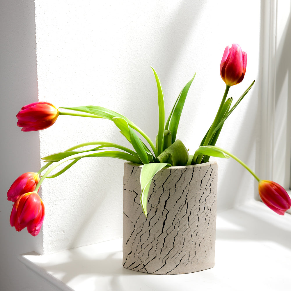 Keramik Vase von Gundula Sommerer, oval, Plattentechnik mit weißer Glasur, Ansicht Front, mit Tulpen | haptik.de