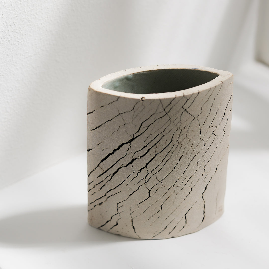 Keramik Vase von Gundula Sommerer, oval, Plattentechnik mit weißer Glasur, Rückseite mit leichter Aufsicht | haptik.de