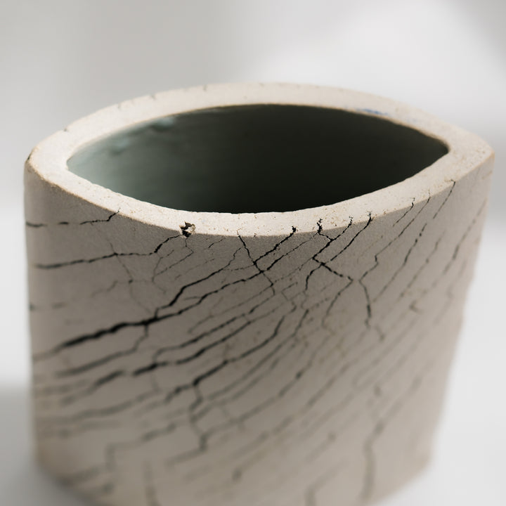 Keramik Vase von Gundula Sommerer, oval, Plattentechnik mit weißer Glasur, Detailansicht Öffnung | haptik.de