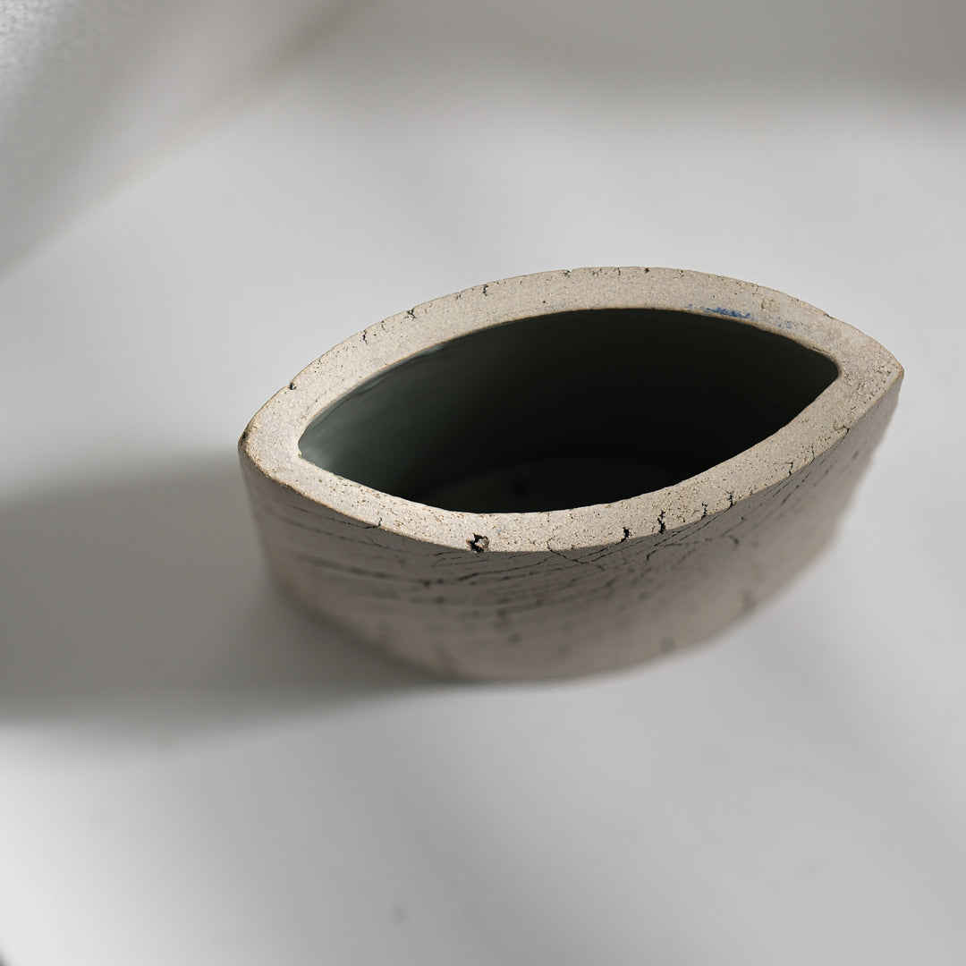 Keramik Vase von Gundula Sommerer, oval, Plattentechnik mit weißer Glasur, Detailansicht Öffnung von oben | haptik.de