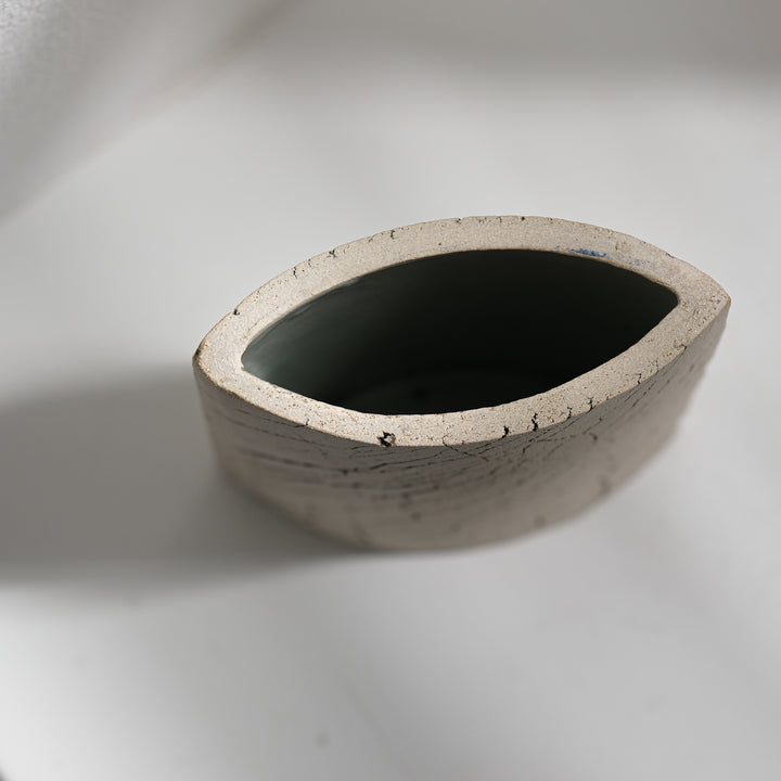 Keramik Vase von Gundula Sommerer, oval, Plattentechnik mit weißer Glasur, Detailansicht Öffnung von oben | haptik.de