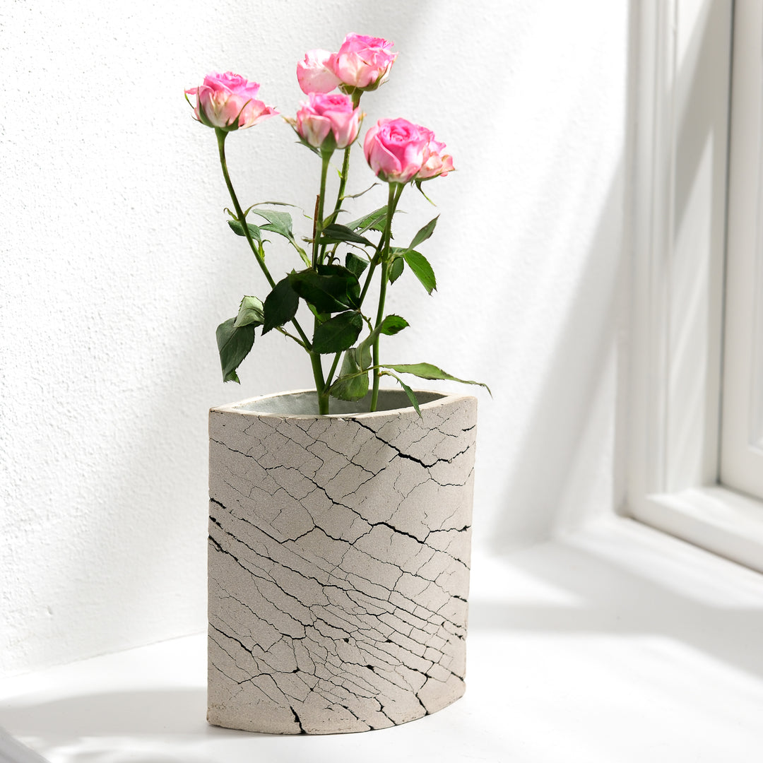 Keramik Vase von Gundula Sommerer, oval, Plattentechnik mit weißer Glasur, Ansicht Front, mit Rosen | haptik.de