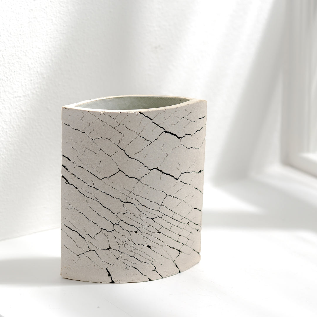 Keramik Vase von Gundula Sommerer, oval, Plattentechnik mit weißer Glasur, Ansicht Front | haptik.de