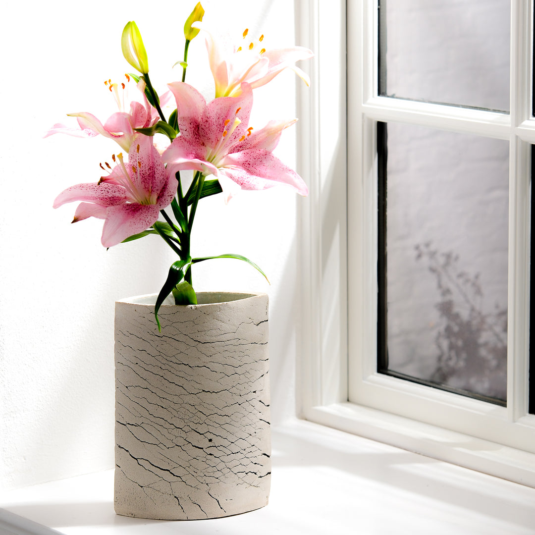 Keramik Vase von Gundula Sommerer, oval, Plattentechnik mit weißer Glasur, Ansicht Rückseite, mit Lilie | haptik.de