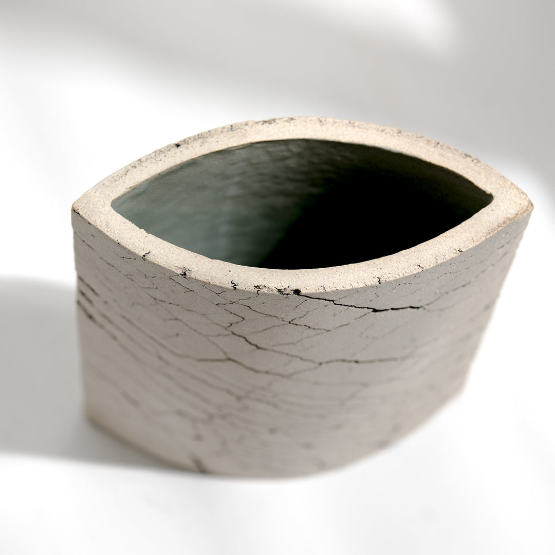 Keramik Vase von Gundula Sommerer, oval, Plattentechnik mit weißer Glasur, Detailansicht Öffnung | haptik.de