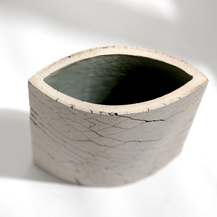 Keramik Vase von Gundula Sommerer, oval, Plattentechnik mit weißer Glasur, Detailansicht Öffnung | haptik.de