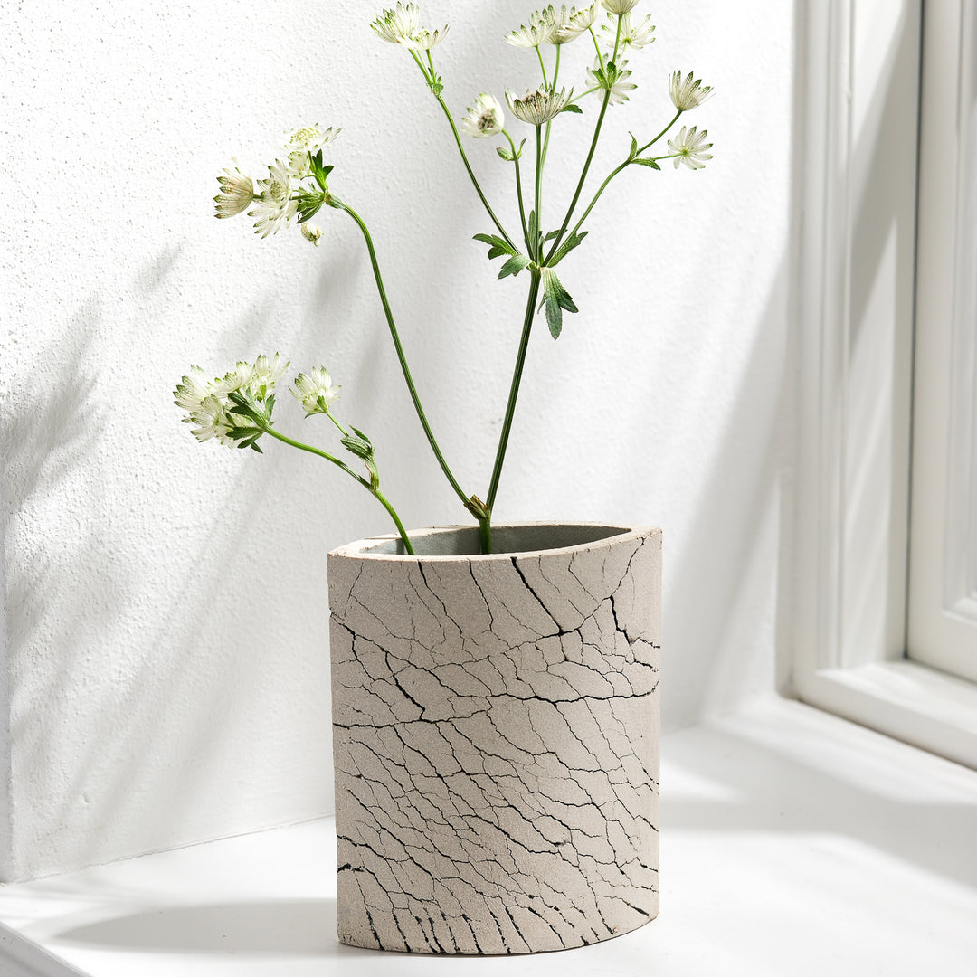 Keramik Vase von Gundula Sommerer, oval, Plattentechnik mit weißer Glasur, Ansicht Front, mit weißer Blume | haptik.de