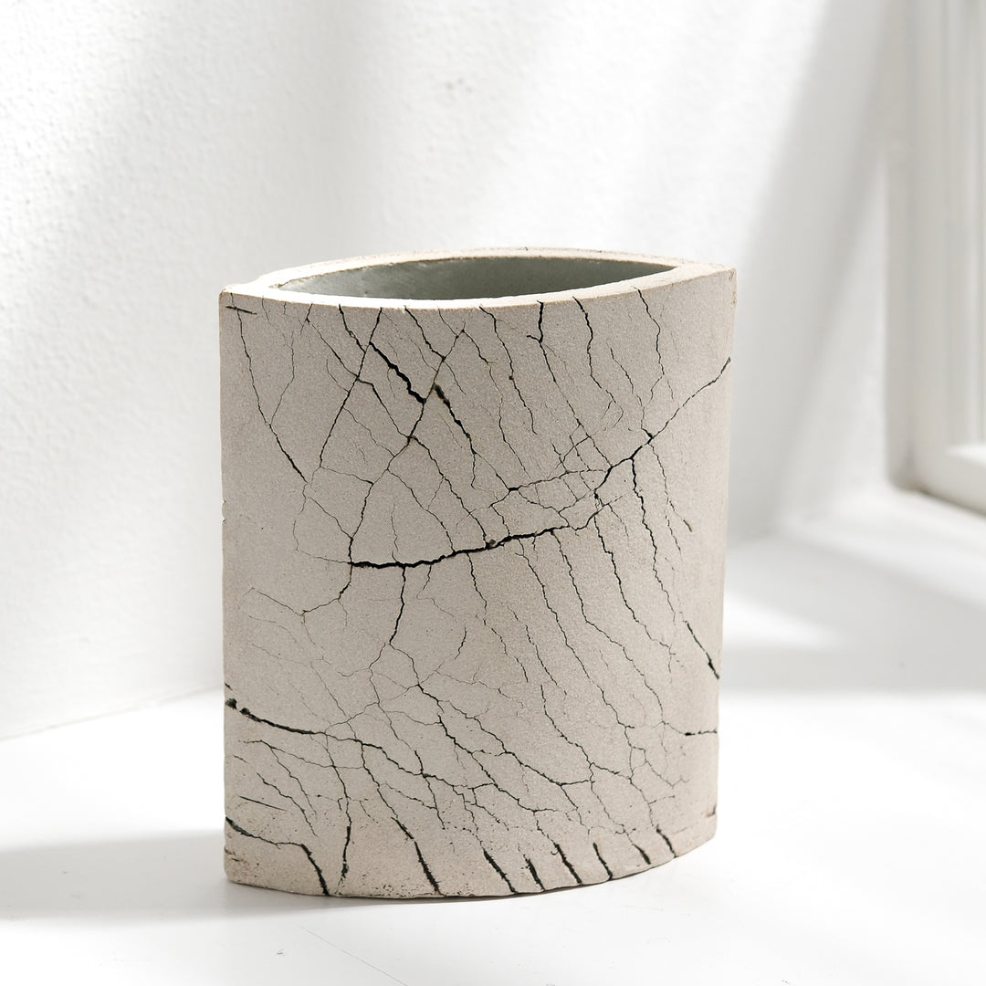 Keramik Vase von Gundula Sommerer, oval, Plattentechnik mit weißer Glasur, Ansicht Rückseite | haptik.de