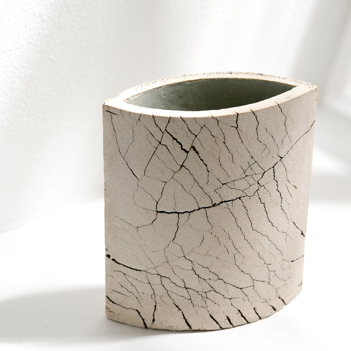 Keramik Vase von Gundula Sommerer, oval, Plattentechnik mit weißer Glasur, Ansicht Rückseite mit leichter Aufsicht | haptik.de