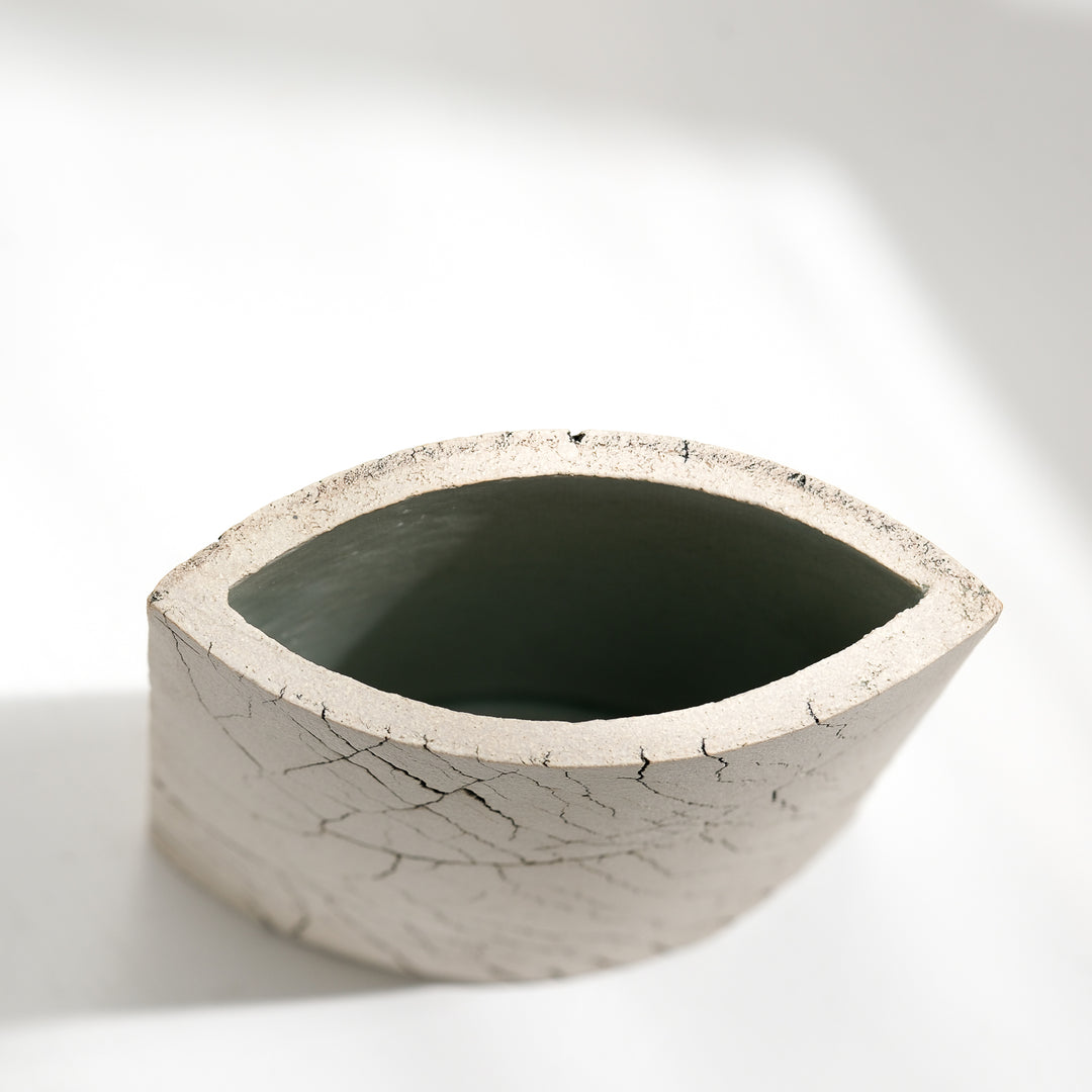 Keramik Vase von Gundula Sommerer, oval, Plattentechnik mit weißer Glasur, Detailansicht Öffnung von oben | haptik.de