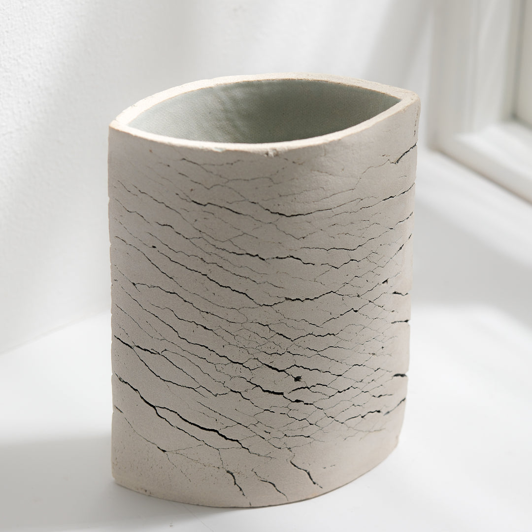 Keramik Vase von Gundula Sommerer, oval, Plattentechnik mit weißer Glasur, Ansicht Rückseite | haptik.de