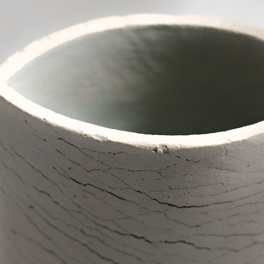Keramik Vase von Gundula Sommerer, oval, Plattentechnik mit weißer Glasur, Detailansicht Öffnung | haptik.de