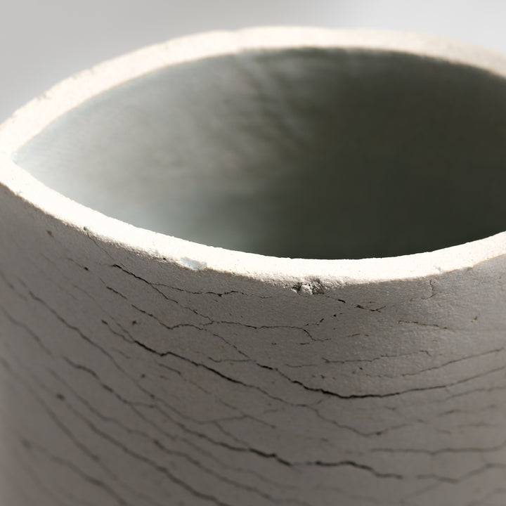 Keramik Vase von Gundula Sommerer, oval, Plattentechnik mit weißer Glasur, Detailansicht Öffnung | haptik.de