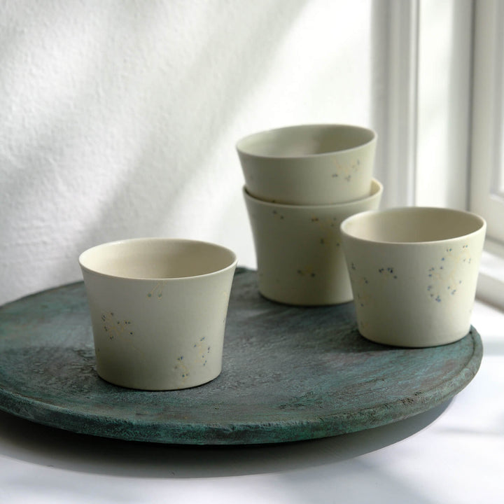 Hiromi Suzuki, Becher, japanische Keramik aus Mashiko, graugrün mit Blüten (HS02)